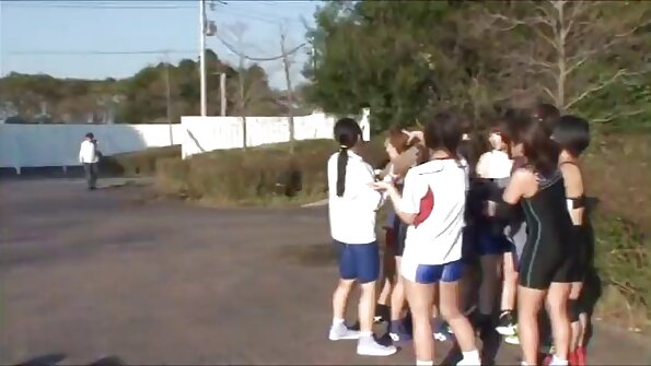 ஒரு சூடான பொன்னிறம் அவளுடைய பெரிய துணிகளை அவளது கூட்டாளியால் பிழிந்து கொள்கிறது