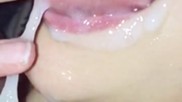 அவளது போலி நுனியில் பெரிய அகன்ற முலைக்காம்புகளைக் கொண்ட அமெச்சூர் நக்கப்படுகிறது