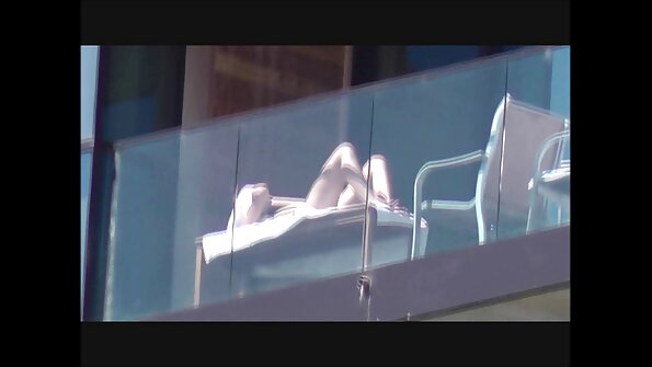 நாய்கள் பாணியில் உடலுறவு செய்யும் போது, ​​அவளது முழங்காலில் இயற்கையான சாயல் கொண்ட ஒரு சிவப்பு தலை உள்ளது