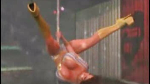 ஒரு கவர்ச்சியான ஸ்லட் அவளது கால்களையும் கழுதையையும் திறந்து, பின்னர் அவள் குத உடலுறவைப் பெறுகிறாள்