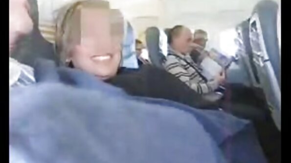 பிக்டெயிலுடன் ஒரு பெண் சோபாவில் நாய் பாணியில் எடுக்கப்படுகிறாள்