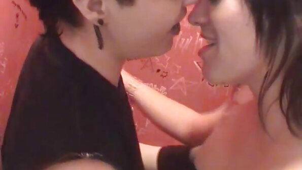 கண்ணாடி வைத்திருக்கும் ஒரு இளம் வாலிபன் ஒரு பாட்டிக்கு முஷ்டி போடுகிறான்.