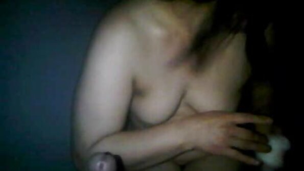 வானியல் ரீதியாக பெரிய மார்பகங்களைக் கொண்ட குழந்தை, அவள் கால்கள் நடுங்குவதால் கடுமையாக மோதியது.