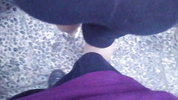 அழகாக இருக்கும் கழுதையுடன் ஒரு பிட்ச் அவளது இறுக்கமான பிட்டத்தை நெருங்கியது