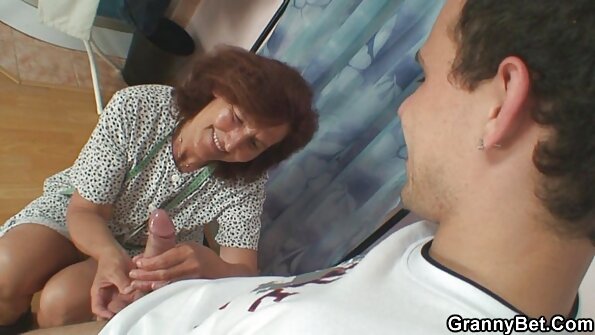 ஒரு பெரிய கழுதையுடன் ஒரு கருப்பு பெண் ஒரு வெள்ளை பையனுடன் குத செக்ஸ் செய்கிறாள்