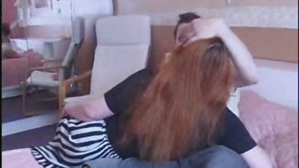 ஒரு பொன்னிற குனிந்து அவள் ஈரமான இறுக்கமான கழுதையை மெல்ல எடுக்கிறாள்