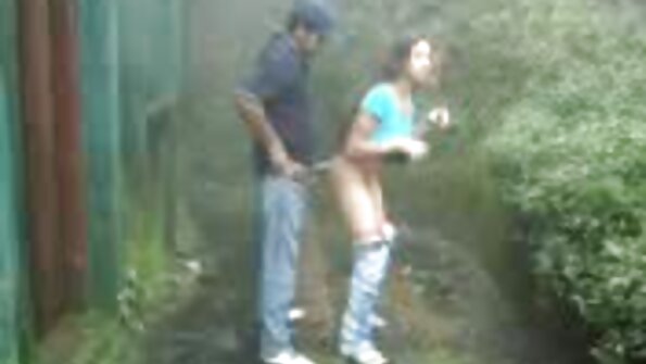 ஒரு பொன்னிறம் அவளது பிகினியை கழற்றுகிறது, அதனால் அவள் நன்றாக குத்தப்பட்டாள்