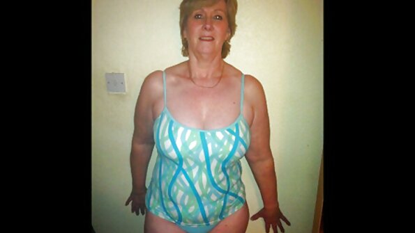 ஒரு கவர்ச்சியான கழுதையுடன் ஒரு பொன்னிறம் குளத்தால் மிகவும் ஆழமாக குத்தப்பட்டுள்ளது