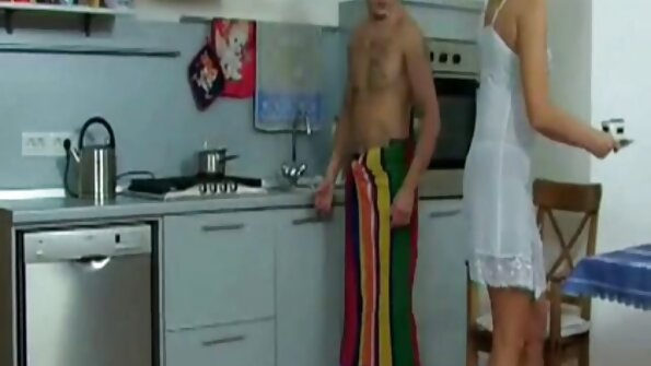 பெரிய இயற்கை மார்பகங்களைக் கொண்ட ஒரு பொன்னிறம் நன்றாக ஊடுருவி வருகிறது