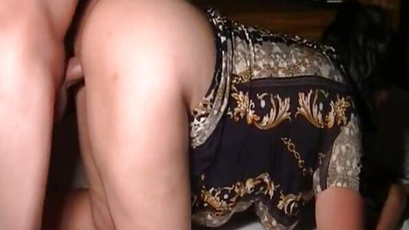 பெரிய தடிப்புகள் கொண்ட ஒரு பொன்னிறம் அவளது புண்ணை ஒரு தடியால் நிரப்புகிறது