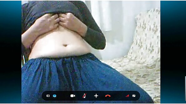 லேசான கூந்தலுடன் கூடிய அழகி ஒரு கவர்ச்சியான வீடியோவில் இரண்டு ஆண்களால் புண்படுத்தப்பட்டார்