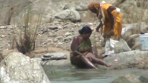 ஒரு அழகி எஸ்கார்ட் பெட் ஷீட்களில் அவளது புண்ணை அடித்தார்