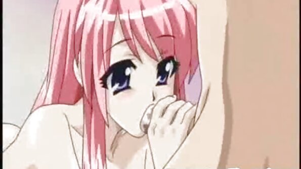 ஒரு அழகி ஒரு சூடான மூவரில் இரட்டை சேவல் செயலைப் பெறுகிறாள்