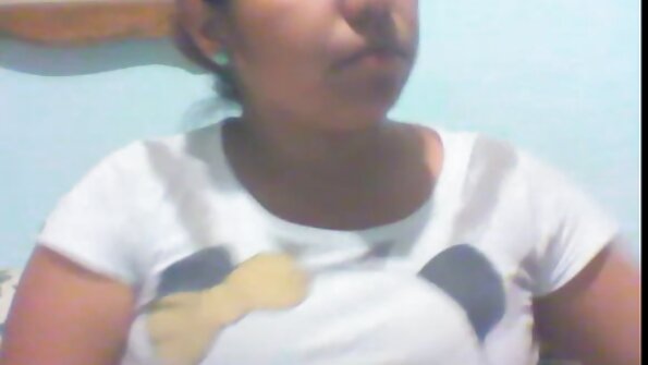 ஒரு அழகி அவளது ஈரமான ஸ்னாட்சில் ஒரு பெரிய டிக் வடிவ பொம்மையை ஒட்டிக்கொண்டிருக்கிறாள்