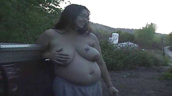 அவளது டில்டோவுடன் முட்டாள்தனத்தை விரும்பும் ஒரு மிருதுவான மின்க்ஸ் சுயஇன்பம் செய்கிறது