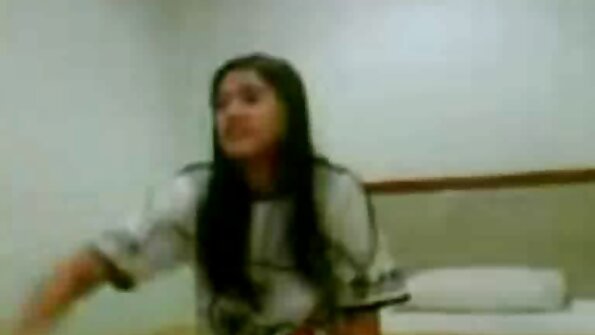 ஒரு சோர்வுற்ற ஆபாச நட்சத்திரம் சோபாவில் இருக்கிறாள், அவள் அவளது குட்டியில் ஒரு டிக் வைத்திருக்கிறாள்