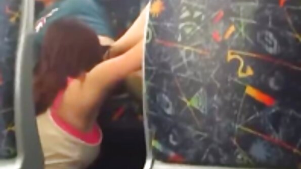 முலைக்காம்பு குத்தப்பட்ட ஒரு குஞ்சு நன்றாக காரில் சிக்கியது