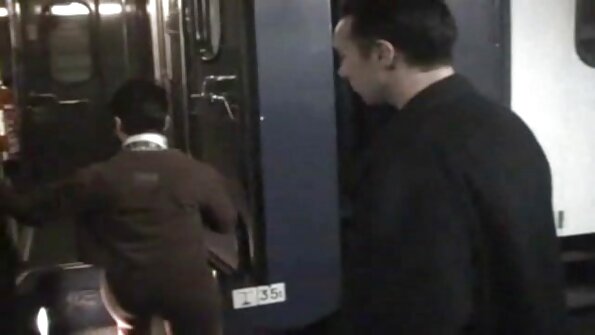 குத உடலுறவை விரும்பும் ஒரு ஹாட்டி தனது பின்புறத்தில் மெல்லப் பெறுகிறாள்