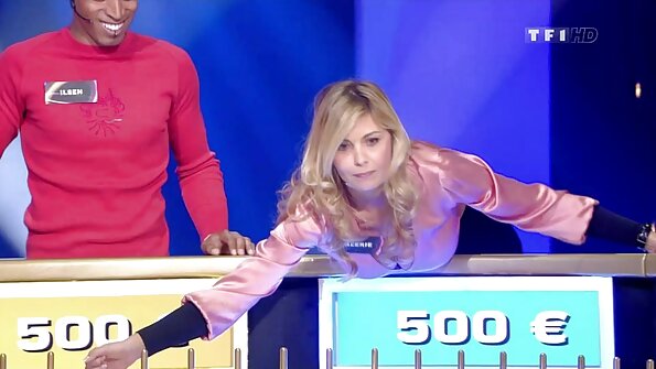 அற்புதமான கழுதை அதன் உரிமையாளர் கடினமான தடியின் மீது நகரும் போது நம்மை உற்று நோக்குகிறது