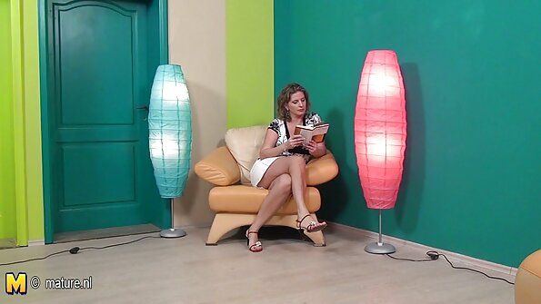 ஒரு சூடான வட்ட கழுதையுடன் ஒரு கவர்ச்சியான பொன்னிறம் மிகவும் கடினமாக உள்ளது