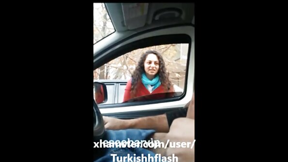 பழுப்பு நிற கோடுகளுடன் ஒரு கவர்ச்சியான ஸ்லட் தனது சூடான ஸ்னாட்சில் ஒரு கடினமான டிக் பெறுகிறார்