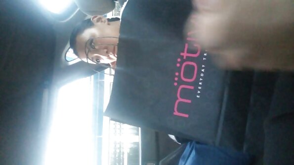 ஒல்லியான பிட்ச் இன்று குத உடலுறவுக்காக தனது கவர்ச்சியான ஈரமான கழுதையை வெளிப்படுத்துகிறது