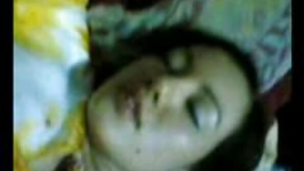 பச்சை குத்தப்பட்ட ஒல்லியான பிச் கழுதையில் பின்னால் இருந்து குத்தப்படுகிறது