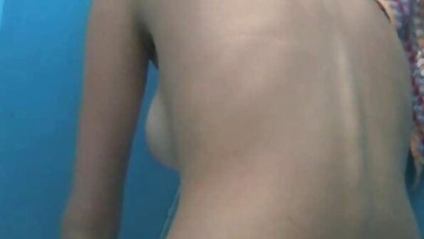 அற்புதமான கருங்காலி அவளுக்கு மகிழ்ச்சியைத் தரும் கடினமானவர்களின் கைகளில் விழுகிறது