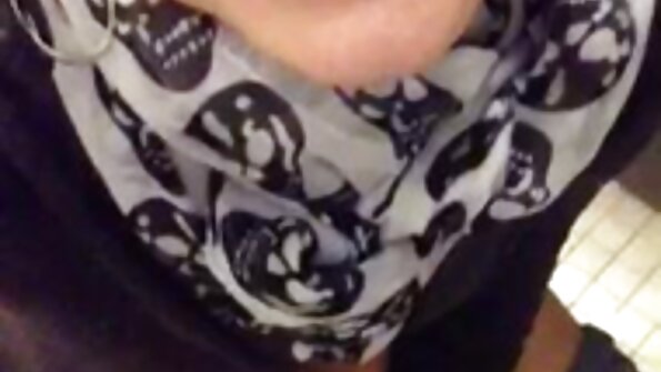 பொன்னிற டிக் முத்தம் மற்றும் அவள் வாயில் ஒரு முகத்தை பெறுகிறார்