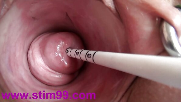 கண்ணாடியுடன் பொன்னிறம் இன்று அவளது ஈரமான புண்ணில் ஒரு டிக் வருகிறது