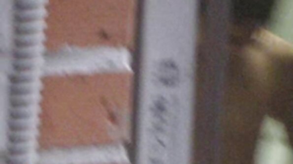 பெரிய கழுதைகள் கொண்ட பெரிய கழுதை பெண் குத உடலுறவு கொள்கிறாள்