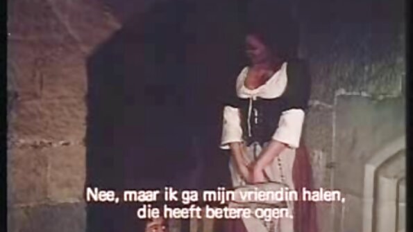 கவர்ச்சியான புன்னகையுடன் ஒரு பொன்னிற கல்லூரி பெண் கடுமையாக ஊடுருவி வருகிறாள்