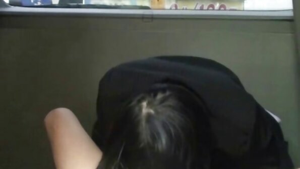 சிறிய முலைக்காம்புகள் மற்றும் ஒரு இனிமையான குஞ்சு கொண்ட ஒரு பொன்னிறம் ஊடுருவியது