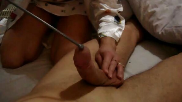 பெரிய நுனி கொண்ட பொன்னிறம் படுக்கையில் கடினமான விறைப்பை உறிஞ்சுகிறது