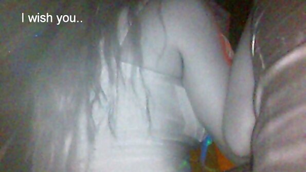 இயற்கை உடலுடன் கூடிய பொன்னிறம் தீவிர உடலுறவு கொள்ளும்போது சிதறுகிறது