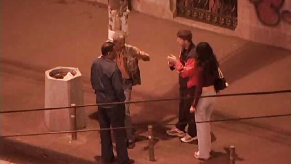 ஒரு அழகி ஒரு பெரிய பொம்மையை அவளது கவர்ச்சியான உதடுகளுக்குள் ஆழமாக தள்ளுகிறாள்