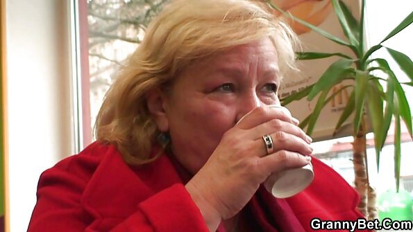 அவளது உள்ளாடையில் இருக்கும் ஒரு அழகி தன் கூட்டாளியை காதலிக்கிறாள்