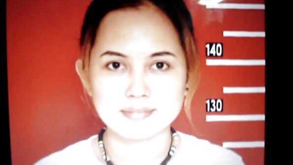 சதைப்பற்றுள்ள புழு மற்றும் கவர்ச்சியான கழுதையுடன் ஒரு அழகி ஒரு அதிர்வலை பயன்படுத்துகிறார்