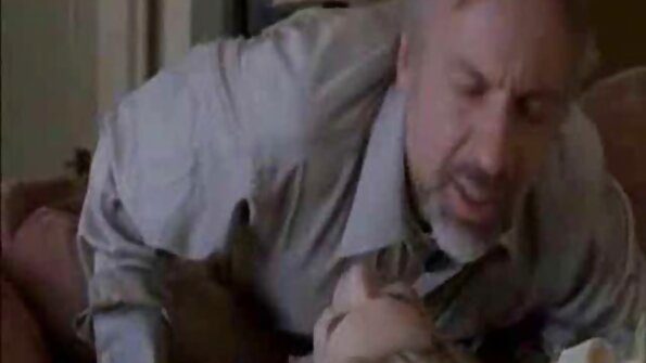 இயற்கையான மார்பு மற்றும் கவர்ச்சியான சிறிய கழுதை கொண்ட அழகி ஊடுருவி வருகிறது