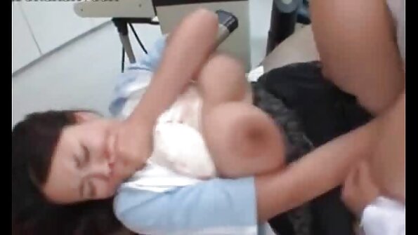 பிக்டெயிலுடன் ஒரு அழகி ஒரு பையனுக்கு ஒரு கவர்ச்சியான மசாஜ் கொடுக்கிறார்