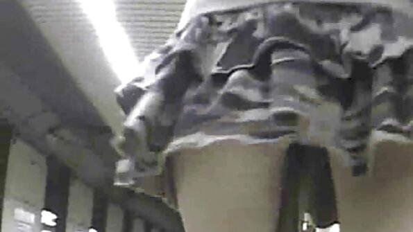 ஒரு கூந்தல் குஞ்சு கொண்ட ஒரு குஞ்சு இரண்டு ஆர்வமுள்ள பெரிய மனிதர்களால் குத்தப்பட்டது