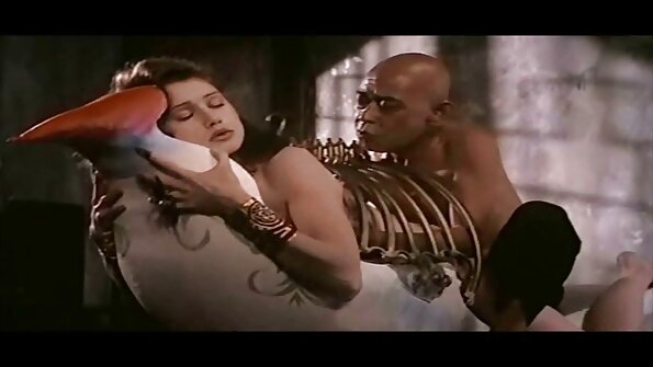 ஒரு சூடான பொன்னிறம் அவளது நுனியை வைத்திருக்கிறது மற்றும் அவள் படுக்கையில் கரண்டியால் துடித்தாள்