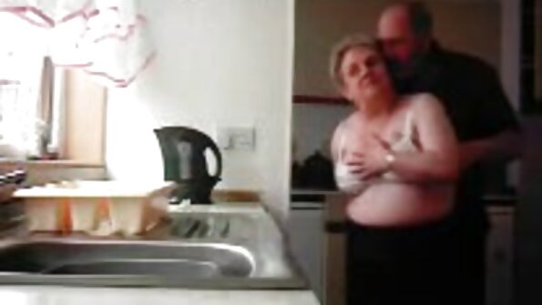 இந்த நல்ல வீடியோவில் பெண்களுடன் முகமூடி அணிந்த விருந்து மிகவும் சூடாகிறது