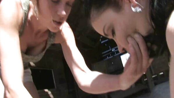 ஒரு ஹேர்ஸி புஸ்ஸுடன் ஒரு கவர்ச்சியான மனைவி மிகவும் ஆழமாக புண்படுகிறாள்