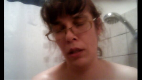 படுக்கையறை அலமாரியில் ஆசிய ஸ்லட் தனது சித்தியை மயக்குகிறார்