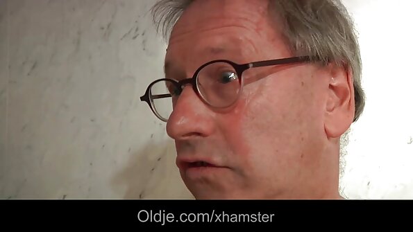 அழகான வெள்ளை குஞ்சு தொங்கிக்கொண்டிருக்கும் கறுப்பு தோழர்