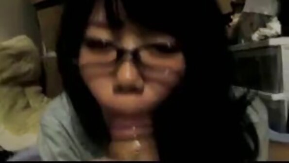 பெரிய-டைட்டட் லத்தீனா விரல்களை ஆசனவாய் மற்றும் அதிர்வுறுதல் மூலம் புண்ணை தேய்க்கிறது