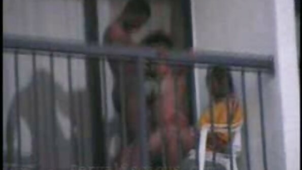 ஒரு நல்ல வட்டமான கழுதை கொண்ட ஒரு பிம்போ தன் காதலனுக்கு ஒரு அடி வேலை கொடுக்கிறது