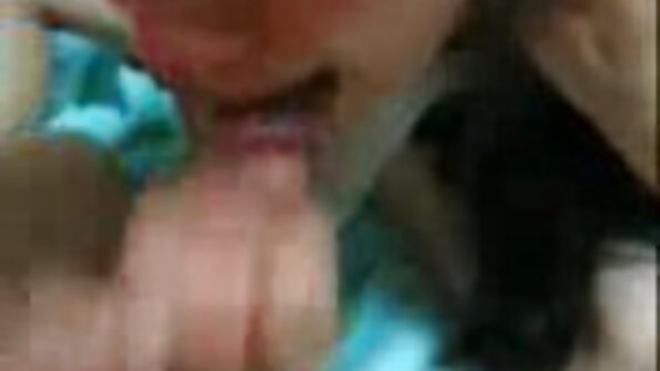 பெரிய டிட்ஸ் கொண்ட பிம்போ சோபாவில் மிகவும் கடினமாக உள்ளது