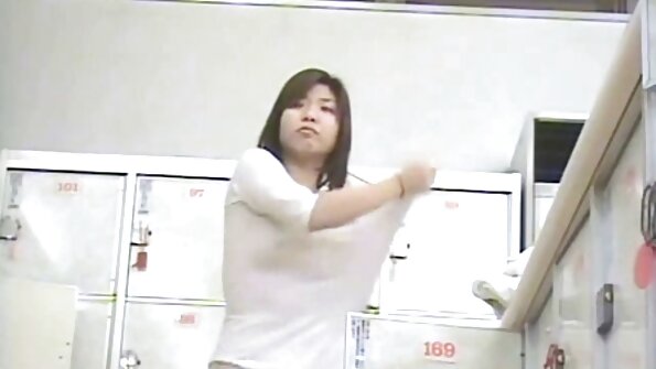 டாட்டூவுடன் ஒரு பிம்போ அவளுடைய ஈரமான புண்ணில் அவள் கையைப் பெறுகிறது